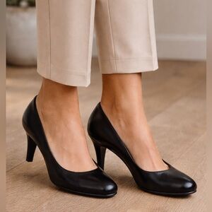 Bally | Sirena | 8.5 | Black Leather Classic Round Toe Pumps Heels